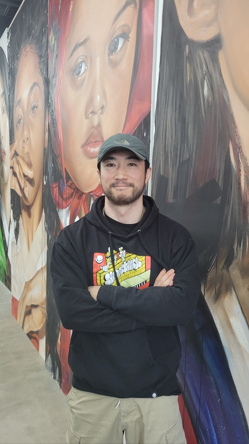 지난 13일, 021갤러리 범어 구관에서 전시를 준비 중인 심찬양 작가가 자신의 첫 대구 개인전에서 선보일 작품들 앞에서 포즈를 취하고 있다. 임훈기자 hoony@yeongnam.com