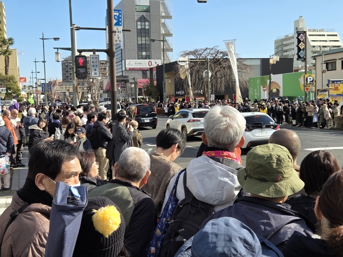 거리에는 수많은 관중들이 나와서 지켜보고, 집에서는 수천만명이 TV로 시청한다. 전국적인 새해 행사이다.<임 원장 제공>