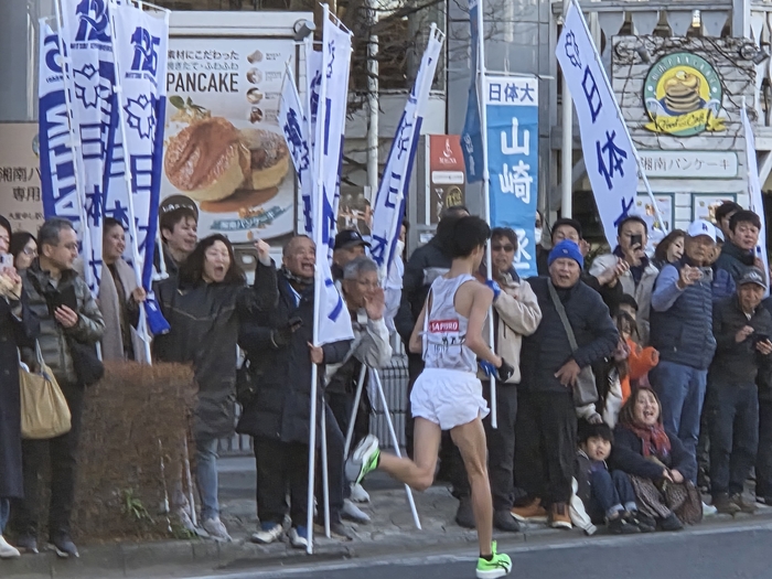 많은 사람들이 각자가 응원하는 팀을 위해 자비를 들여서 전국에서 몰려 온다.<임 원장 제공>