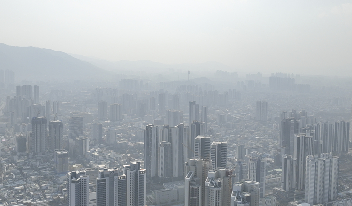 [포토뉴스] 강추위 풀리자 찾아온 미세먼지, 대구 도심 뒤덮다