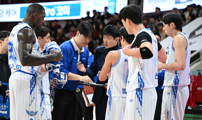지난 14일 오후 7시 안양 정관장 아레나에서 열린 2025-2026시즌 LG전자 프로농구 대구 한국가스공사 페가수스와 안양 정관장 레드부스터스의 경기에서 강혁 감독이 선수들에게 지시하고 있다. <KBL 제공>