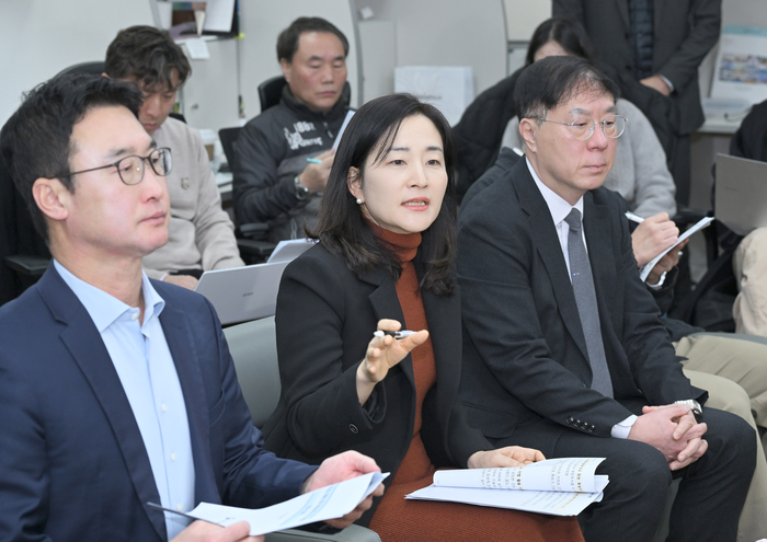 기후에너지환경부 관계자들이 15일 대구시청에서 기자설명회를 갖고 낙동강 맑은 물 공급사업 추진현황에 대해 설명하고 있다. 대구시 제공