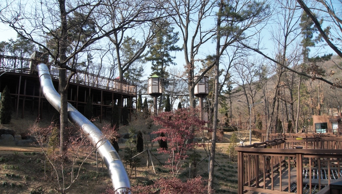 선원공원 어린이 숲속 놀이터. 관리실과 남녀 분리형 화장실이 있으며 겨울철 아이들은 오전 9시 반부터 오후 4시까지 뛰어놀 수 있다. 2코스 끝, 3코스 시작점이다.