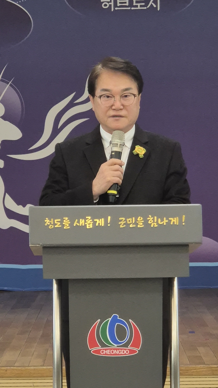 김하수 청도군수가 지난 13일  자신의 욕설과 폭언에 대해 사과입장을 밝히고 있다.  박성우기자