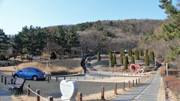 2코스의 시작점, 배실웨딩공원은 결혼은 축복이다라는 주제로 2018년에 만들어졌다. 계단식 정원을 중심으로 수로와 연못, 산책길, 테라스 쉼터 등이 조성되어 있다.