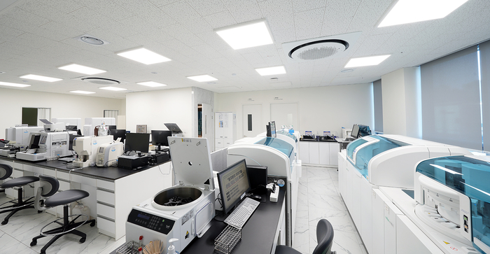 W병원 진단검사의학과 검사실 전경. 체계적으로 배치된 검사 장비와 표준화된 검사 환경을 바탕으로 정확하고 신뢰도 높은 검사 결과를 제공하고 있다.<W병원 제공>