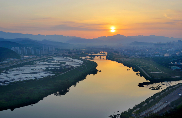 1991년 낙동강 페놀 유출 사건을 겪은 대구에서 물산업 혁명이 일어나고 있다. 30년전 아픔과 역경을 성장의 자양분으로 삼은 물의 도시 대구의 저력을 보여준다. 사진은 석양이 내려앉은 대구의 젖줄 금호강. <대구시 제공>