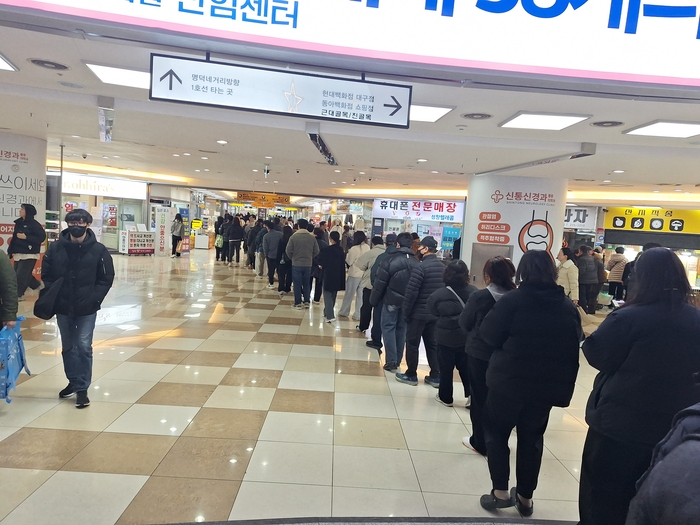 17일 오후 대구 중구 반월당 지하 상가의 한 로또 판매점 앞에 시민들이 길게 줄을 서 있다. 강승규 기자