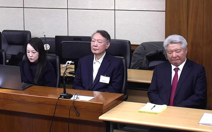 윤석열 전 대통령이 지난 16일 서울 서초구 서울중앙지방법원에서 열린 특수공무집행방해, 범인도피교사, 직권남용 권리행사방해 혐의 등 사건에 대한 1심 선고 공판에 출석해 피고인석에 앉아 있다. 윤 전 대통령은 이날 징역 5년을 선고받았다. 연합뉴스