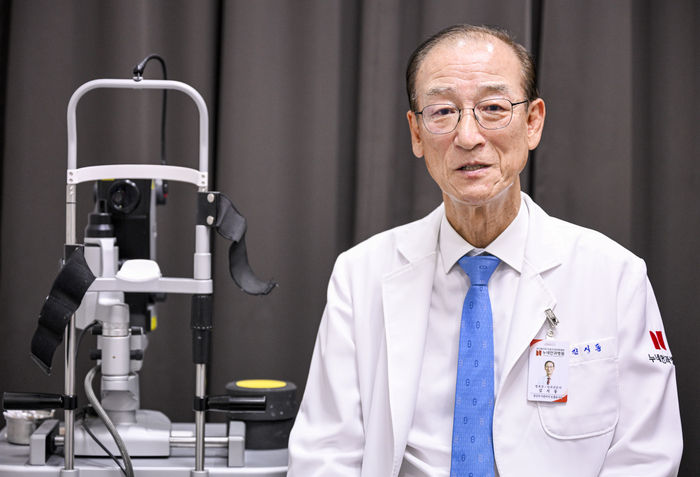 검진실에서 김시동 대구 누네안과병원장이 인터뷰에 응하고 있다. 수많은 눈을 마주해 온 시간만큼, 그의 시선에는 시력을 넘어 환자의 삶을 함께 살피는 의료의 깊이가 담겨 있다.이현덕기자 lhd@yeongnam.com