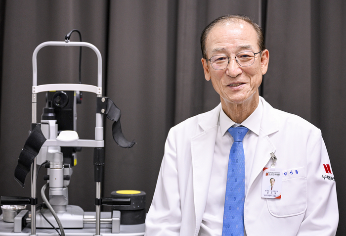 검진실에서 김시동 대구 누네안과병원장이 인터뷰에 응하고 있다. 수많은 눈을 마주해 온 시간만큼, 그의 시선에는 시력을 넘어 환자의 삶을 함께 살피는 의료의 깊이가 담겨 있다.이현덕기자 lhd@yeongnam.com