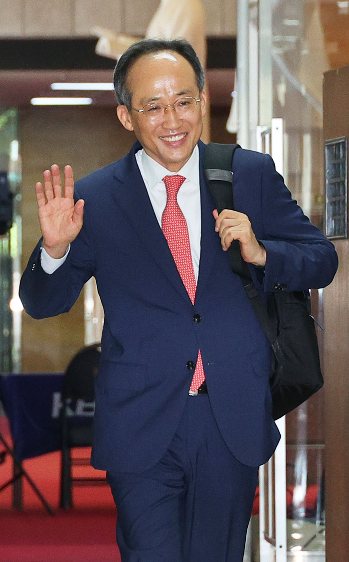 국민의힘 추경호 의원이 2024년 원내대표로 당선된 후 국회 원내대표실에 첫 출근하는 모습. 연합뉴스