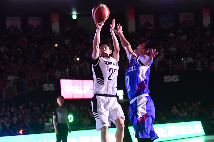 지난 17일 잠실실내체육관에서 열린 2025-2026 LG전자 프로농구 올스타전 전야제에서 가스공사 벨란겔과 양우혁이 경기를 펼치고 있다. <KBL 제공>