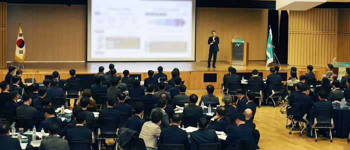 강정훈 iM뱅크 은행장이 지난 16일 열린 올해 상반기 경영전략회의에서 경영 비전을 발표하고 있다. <iM뱅크 제공>