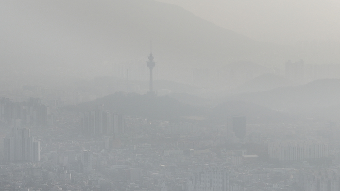 대구지역 초미세먼지 나쁨수준을 보인 18일 오후 대구 도심이 뿌옇게 흐려져 있다. 대구기상청 관계자는 건조한 날씨에 화재 예방에 주의해야겠으며 화요일인 20일부터 강추위가 찾아오겠다고 예보했다.
이윤호기자 yoonhohi@yeongnam.com
