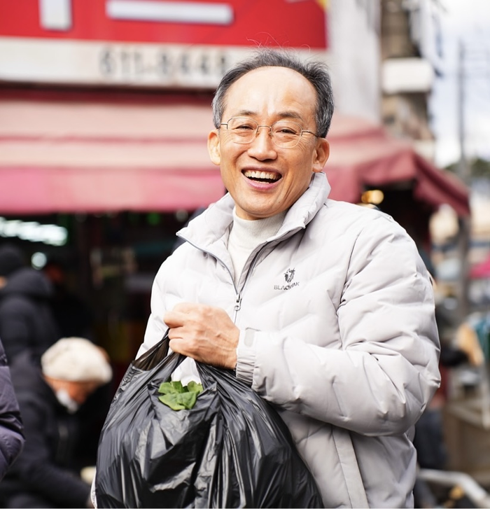국민의힘 추경호 의원이 지난해 1월 대구 현풍장 설 장보기에 나선 모습. 추경호 의원실 제공