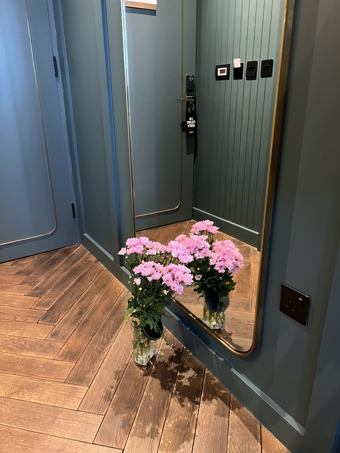 혼자 간 여행이라 외로워서 숙소에 꽂았던 꽃. 그 도시를 사랑하는 나만의 방법이다.