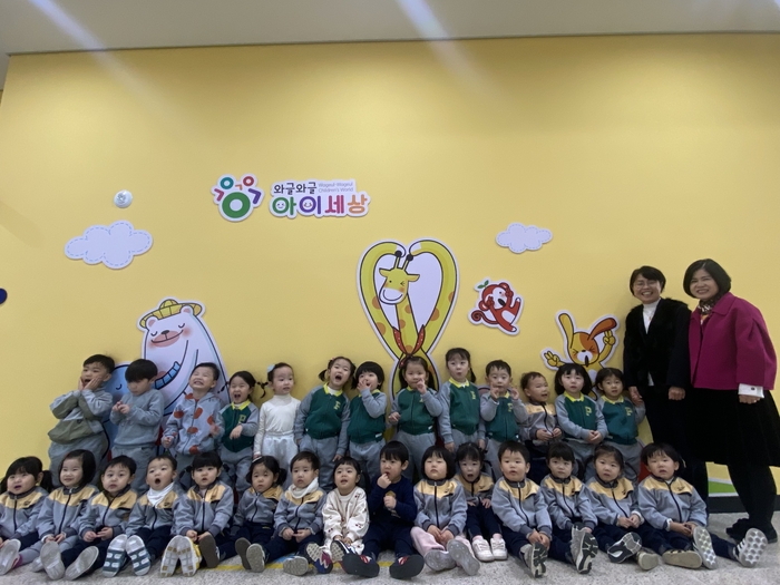 와글와글 아이세상을 찾은 이안동대구어린이집 아이들과 서태숙 원장, 이명순 센터장이 환한 표정으로 기념사진을 촬영하고 있다.