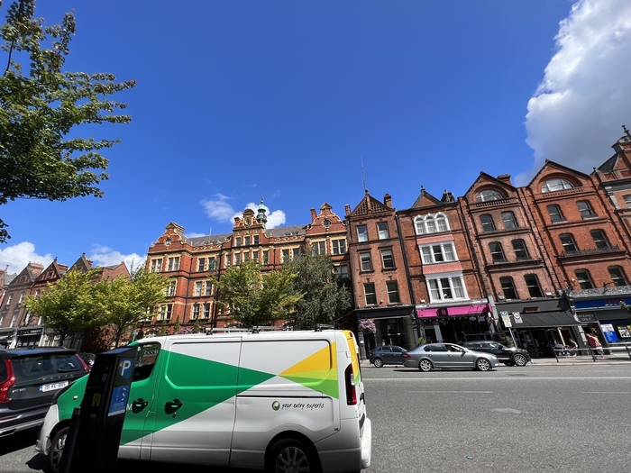 더블린의 거리는 정말 아름다웠다. 다시 그 순간이 온다 해도 검사소로 가는 대신, 이 거리를 택한다. 마리아나가 또 화를 내겠지만, 이번엔 그녀에게 줄 꽃다발을 준비해 가서 난 당신에게 해롭지 않다고 웃으며 말할 것이다.