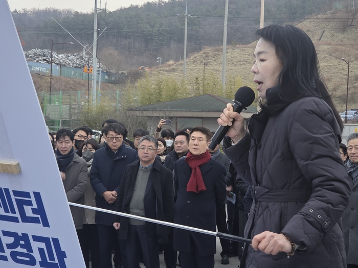정명숙 포항시 디지털융합산업과장이 글로벌 AI 데이터센터 건설 현황을 브리핑하고 있다. <전준혁기자>