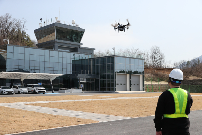 업체 관계자가 시험에 앞서 드론을 조종하면서 기체 상태를 점검하고 있다. <의성군 제공>
