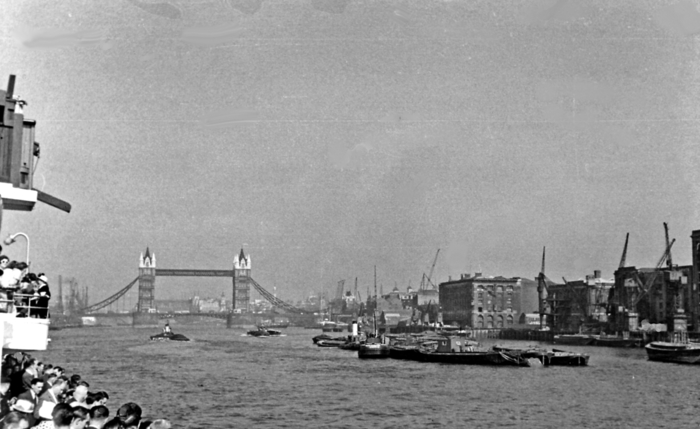 구런던시청사 부지로 선택된 타워브릿지 남쪽 템즈강변 공업지대. <Ben Brooksbank, 1950>