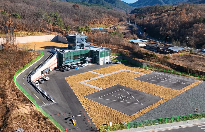의성드론비행시험센터 전경. 드론을 조종하기 위한 주파수에서부터 활공거리, 드론을 탐지 및 식별해 무력화시키는 안티드론 등의 성능을 시험한다. <의성군제공>