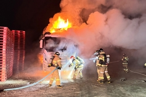 차량화재를 진압 중인 소방관들.<영남일보DB>