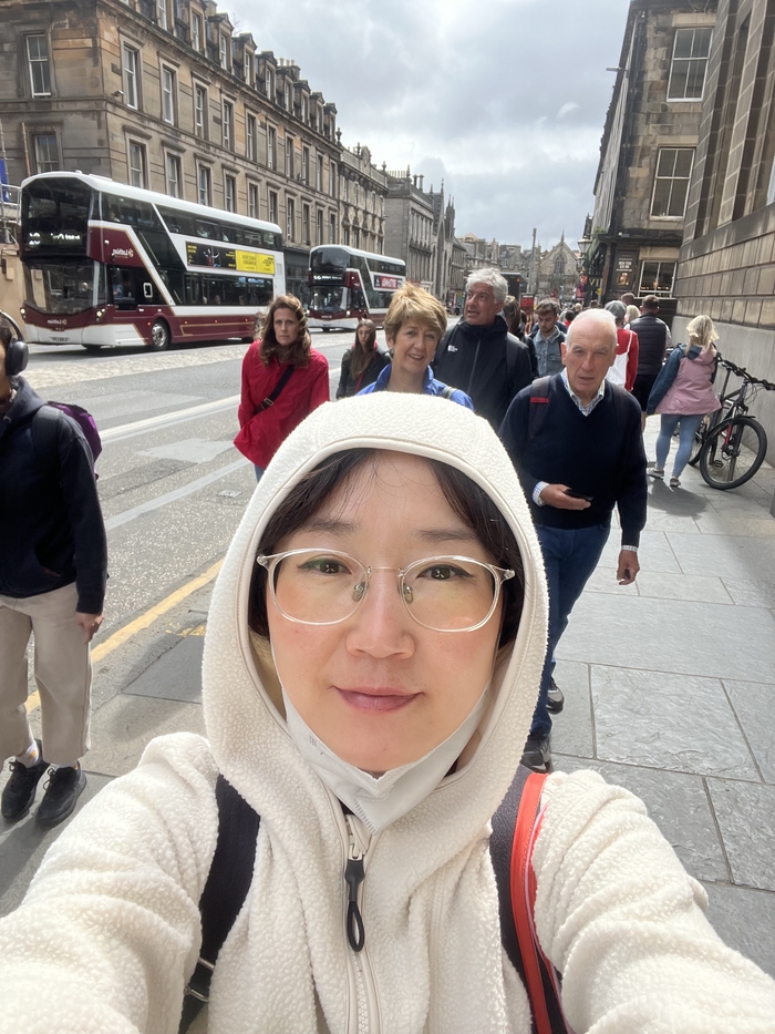 날벼락이 떨어질 줄 모르고 마냥 좋았을 때. 오십살 천진함이 한 백인 여성의 편견 앞에 와르르 무너졌다. 다시 이렇게 겁 없이 떠날 수 있기를.