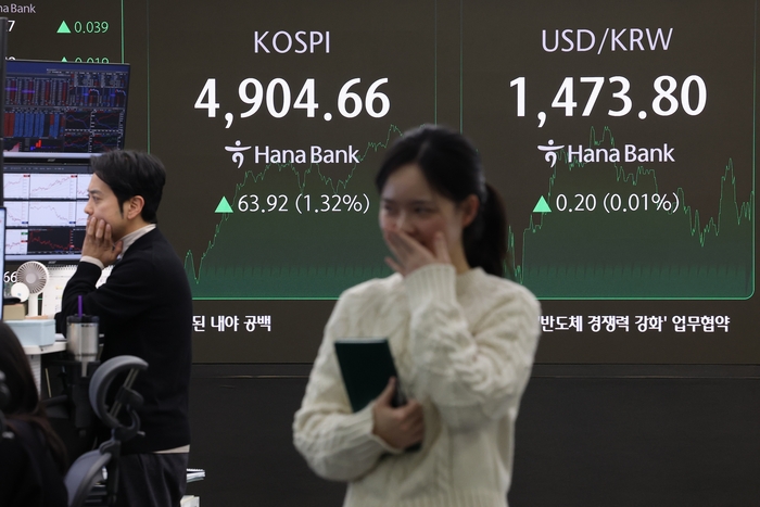 코스피가 전장보다 63.92p(1.32%) 오른 4,904.66으로 마감한 19일 오후 서울 중구 하나은행 딜링룸. 연합뉴스