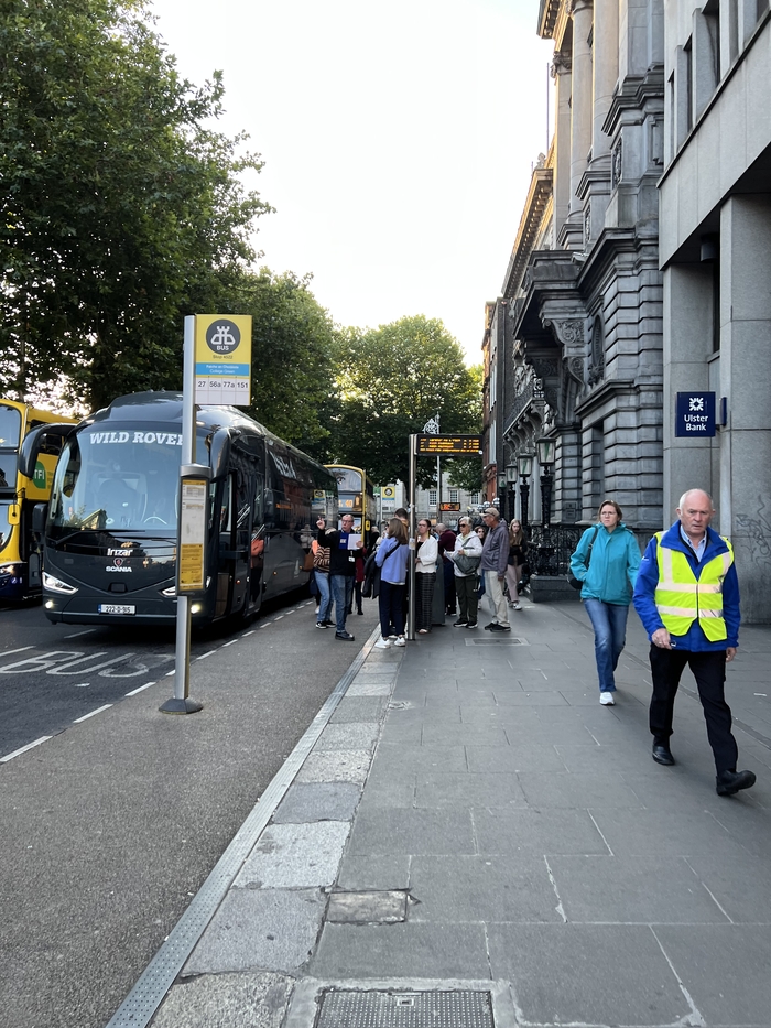바다를 보여준다기에 얼씨구나 타버린 동네 관광버스. 아무리 작은 여행사라도 수준이 높았다. 버스 안에서는 아일랜드 음악이 나왔고, 가이드는 아일랜드 출신 뉴에이지 음악의 여왕 엔야(Enya)를 칭송했다.