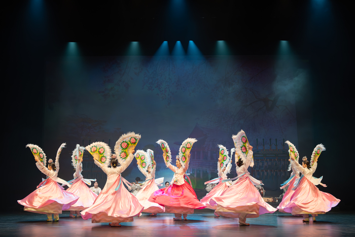 대구시립국악단 한국무용팀 부채춤 공연 모습. <대구문화예술진흥원 제공>