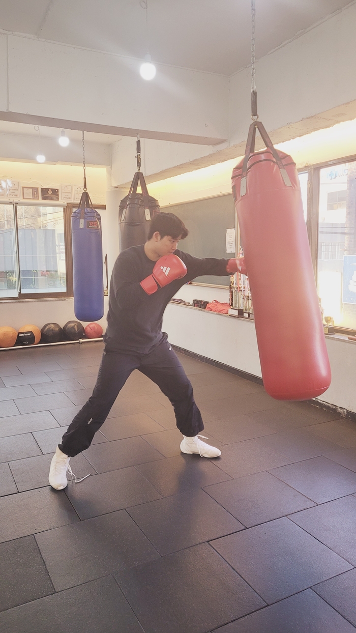 복싱 3형제의 막내 김준성이 지난 8일 경산시 하양읍 한 복싱 체육관에서 샌드백을 치고 있다.이효설기자
