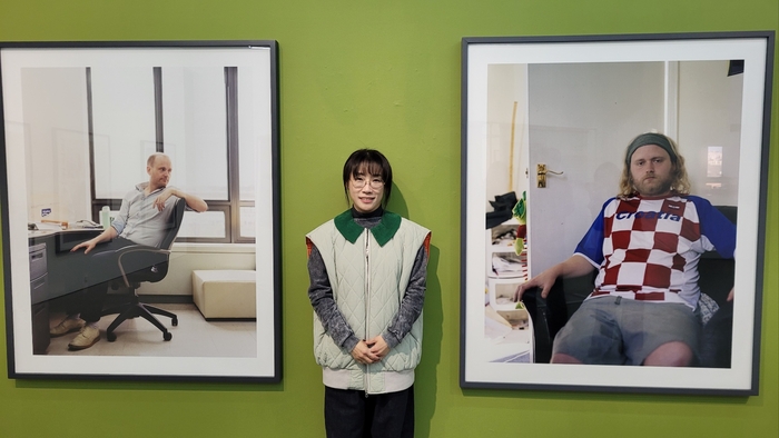 배진희 작가가 아트스페이스 루모스에 전시 중인 자신의 작품 사이에서 포즈를 취하고 있다. <임훈기자 hoony@yeongnam.com>