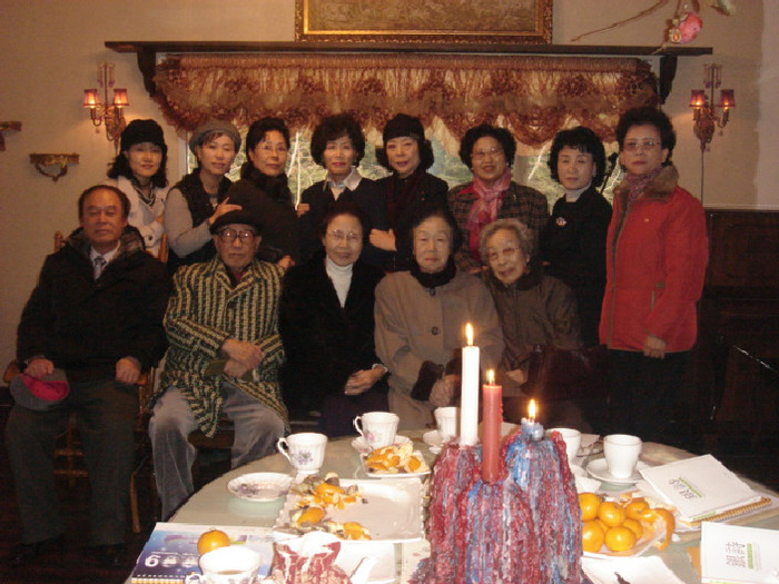 2009년 열린 은시문학회 행사. 대구문학아카데미 출신들로 구성돼 있다. 앞줄 왼쪽 두번째가 박주일 시인. <영남일보 DB>