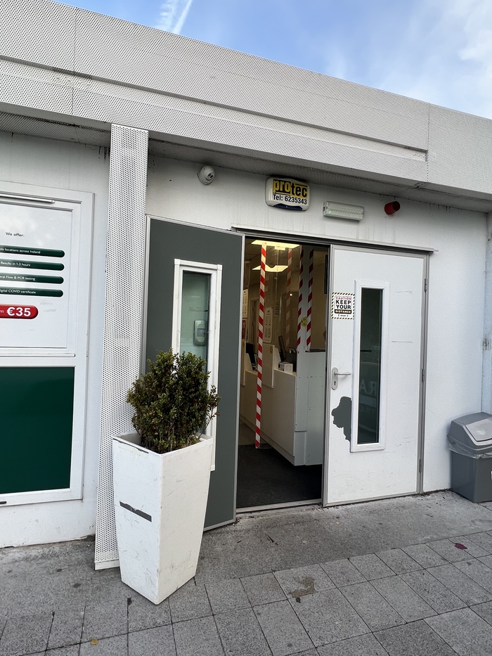 공항에서도 한껏 외진 곳에 있던 코로나 검사센터. 코비드(COVID)라는 단어가 아닌 랜독스, 즉 아일랜드 헬스케어 브랜드 이름으로 돼 있다. 외부인이라면 십중팔구 찾기 어렵다. 이 불친절한 건물 안에 인류애 가득한 청년이 있을 줄이야.