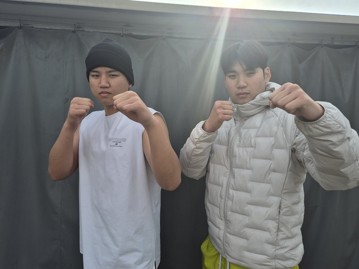 복서를 길을 함께 걷고 있는 형제 김준성과 해성이 최근 집앞에서 복싱 자세를 하고 있다.<김형구씨 제공>