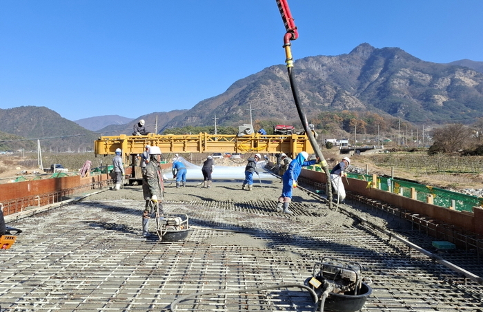 문경시가 이상기후로 빈번해지는 태풍과 집중호우에 선제적으로 대응하기 위한 하천재해예방사업을 본격 추진하고 있다. <문경시제공>