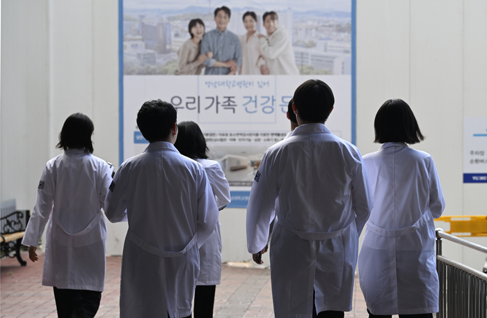 대구 한 대학병원에서 의료진이 이동하고 있다. 정부가 지역의사제를 본격 도입하면서 지역 의료 현장에 미칠 영향에 관심이 쏠리고 있다.<영남일보 DB>