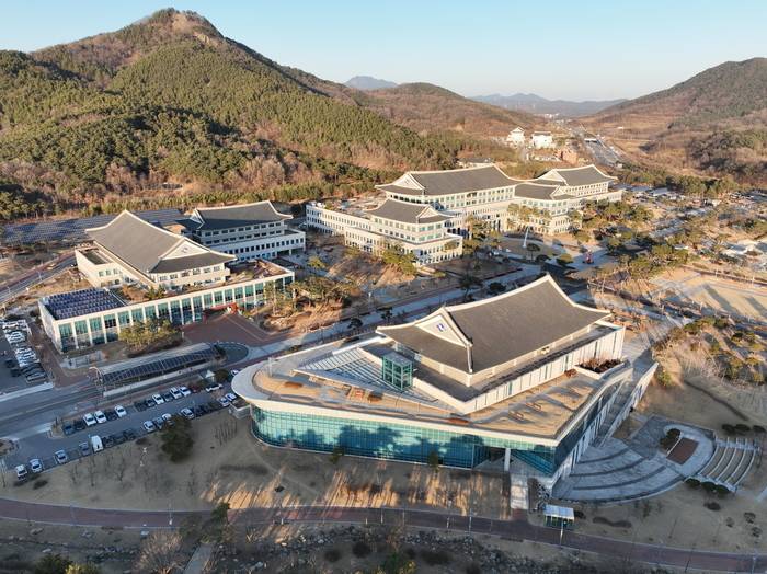 20일 경북 안동에서 한일 정상회담 개최 가능성이 거론되는 가운데, 회담 장소로 경북도청이 검토 대상에 오르고 있다. 이재명 대통령은 이날 국무회의에서 셔틀외교 차원에서 고향 안동에서 정상회담을 열고 싶다는 뜻을 밝혔다. 사진은 경북도청 전경. 
이현덕기자 lhd@yeongnam.com 