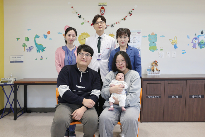 국내 최초 복강경 담도폐쇄증 수술을 받은 환아가 퇴원을 앞두고 보호자 및 의료진과 함께 기념 촬영을 하고 있다. 뒷줄 가운데는 수술을 집도한 계명대 동산병원 소아외과 정은영 교수.<계명대 동산의료원 제공>