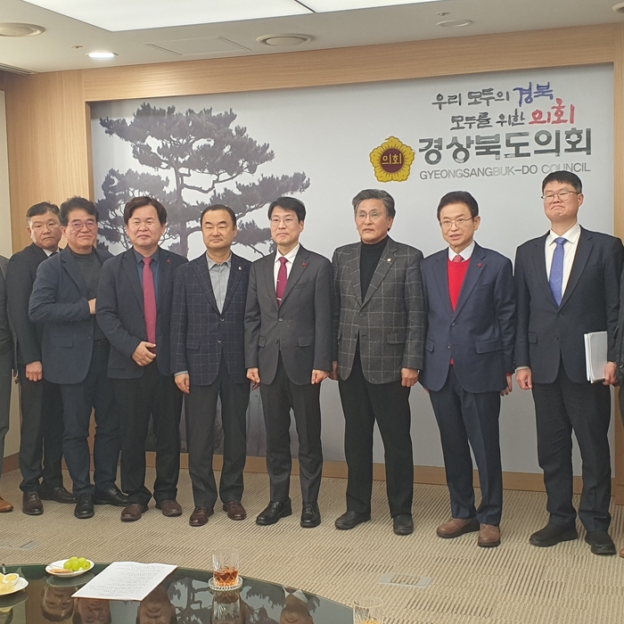 이철우 경북도지사와 김정기 대구시장 권한대행, 박성만 경북도의회 의장이 20일 면담을 갖고, 대구경북 통합에 대해 논의했다. 노진실 기자