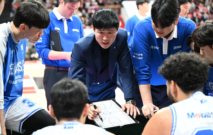 지난 14일 오후 7시 안양 정관장 아레나에서 열린 2025-2026시즌 LG전자 프로농구 대구 한국가스공사 페가수스와 안양 정관장 레드부스터스의 경기에서 강혁 감독이 지시 중이다. <KBL 제공>
