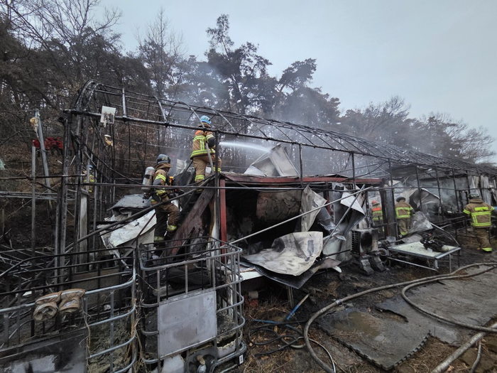 지난 18일 오후 대구 북구 읍내동 명봉산 인근의 한 농막에서 불이 났다는 신고를 받고 출동한 소방대원들이 화재를 진압 중인 모습. <대구소방본부 제공>