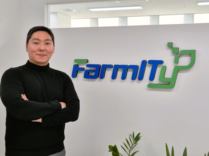 최대영 <주>파미티 대표가 사무실에서 포즈를 취하고 있다. 이승엽기자