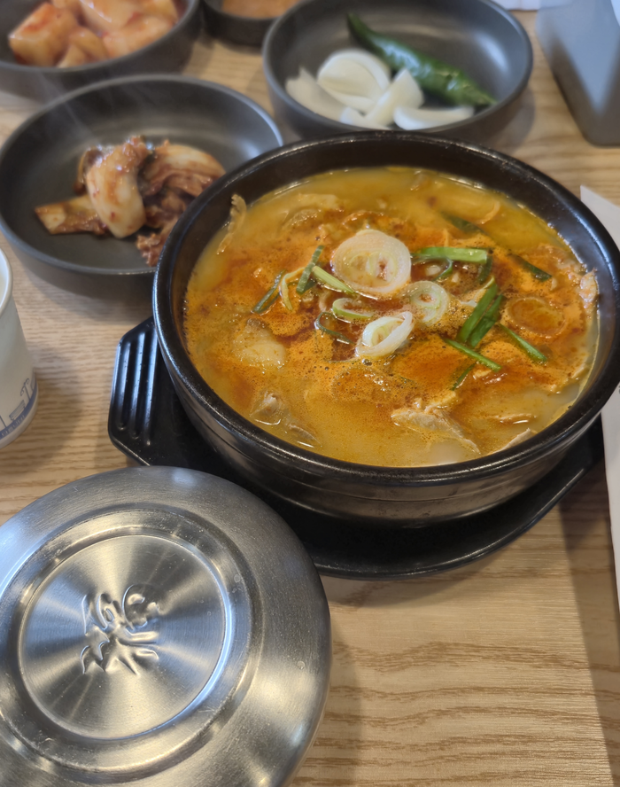 대구 중구에 위치한 국밥집 삼대손 평양순대의 얼큰 돼지국밥. 조윤화 기자