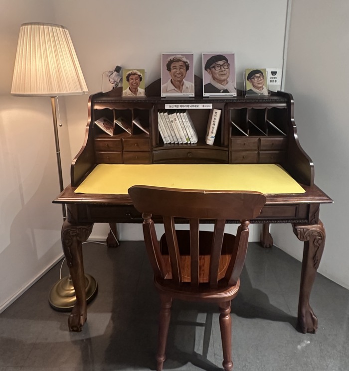 이오덕·박주일 탄생 100주년 특별전 작가의 서재. 이오덕·박주일 선생의 작품집을 직접 열람할 수 있다.