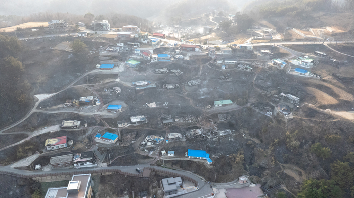 지난해 3월 발생한 초대형 산불로 해안 마을 전체가 피해를 입은 영덕읍 석리. 영남일보 DB