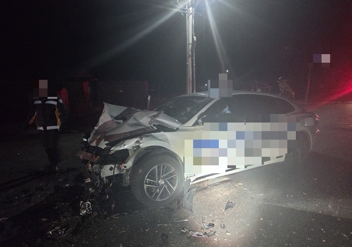 울진군 평해읍 삼달리 인근 국도 88호선에서 그랜저 택시가 트랙터 후미를 추돌하는 교통사고 현장.<경북소방본부>