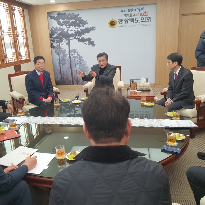경북도지사와 대구시장 권한대행이 경북도의회 의장을 만나 면담하고 있다. 노진실 기자